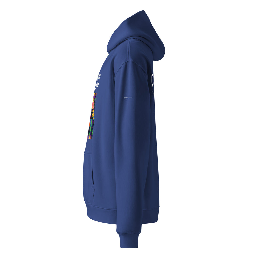 Felpa con cappuccio oversized blu cobalto con grafica manifesto colorata e scritta bianca "CocainaPaghiPerStareMale" stile.