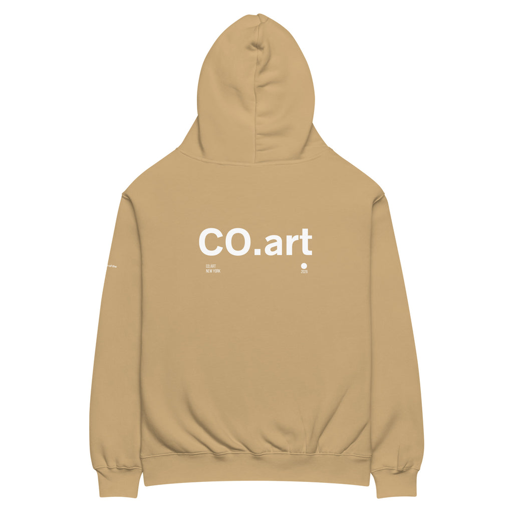 Felpa oversize sabbia con cappuccio unisex in cotone, grafica bianca "co.art" tono streetwear con messaggio manifesto forte.