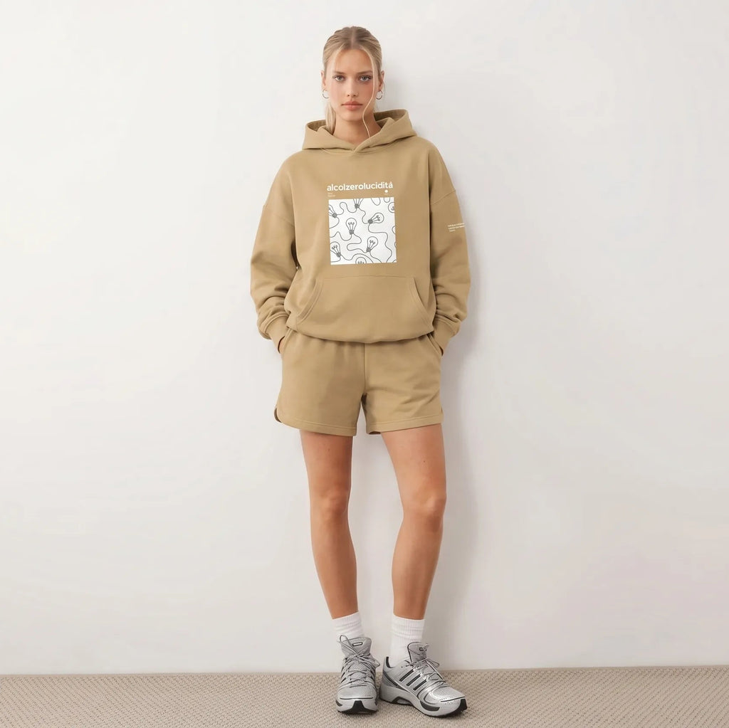 Felpa con cappuccio oversized unisex sabbia in cotone con grafica bianca lampadine e scritta streetwear manifesto messaggio.