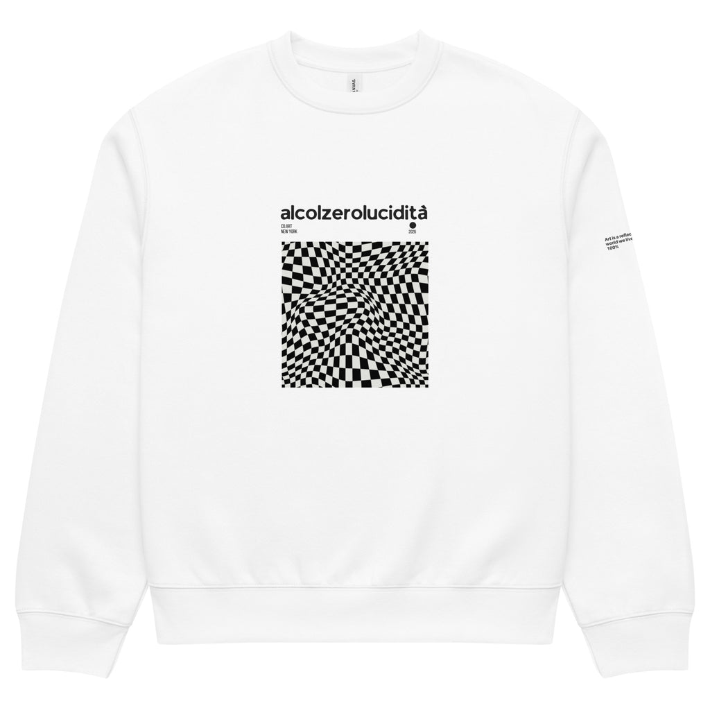 Felpa girocollo oversize bianca con grafica nera a scacchi ottici e testo "alcolzerolucidità" sopra, stile streetwear.