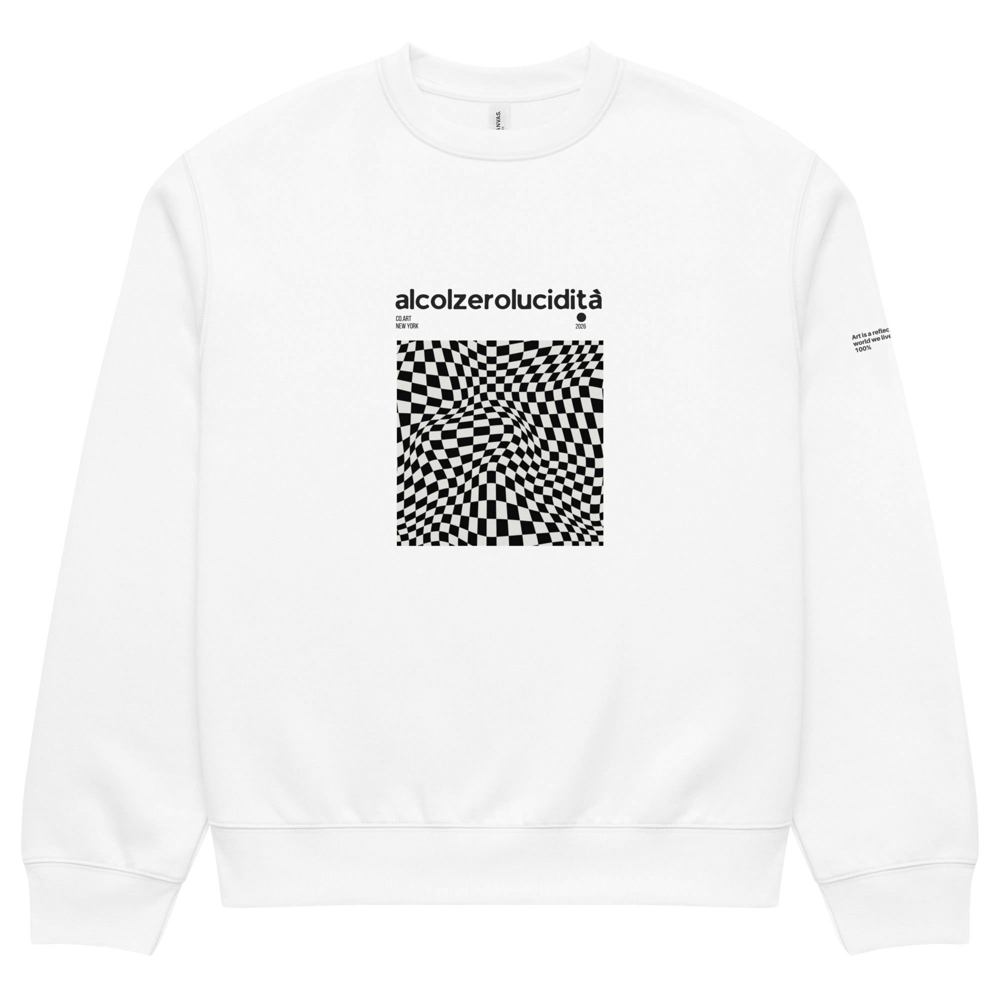 Felpa girocollo oversize bianca con grafica nera a scacchi ottici e testo "alcolzerolucidità" sopra, stile streetwear.