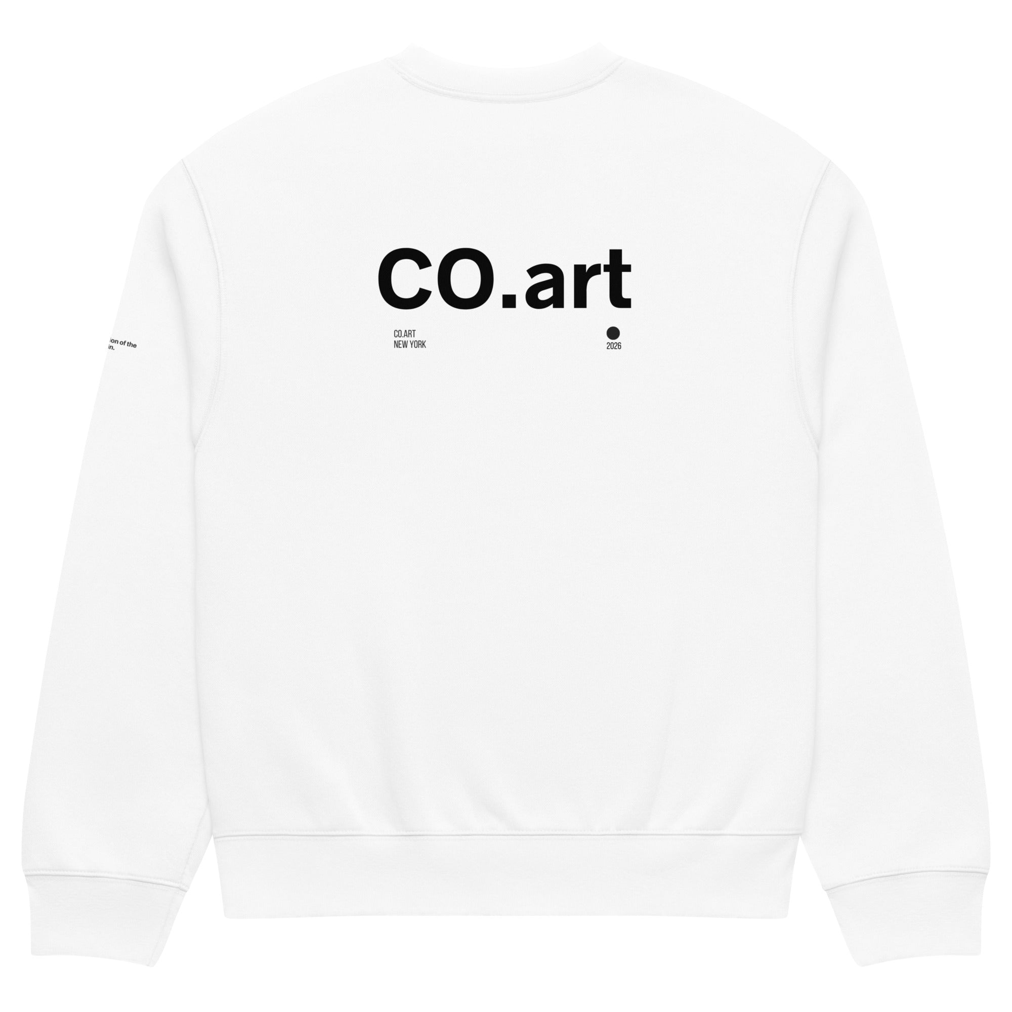 Felpa girocollo oversize bianca con grafica nera "co.art" sul retro, stile streetwear con messaggio forte manifesto.
