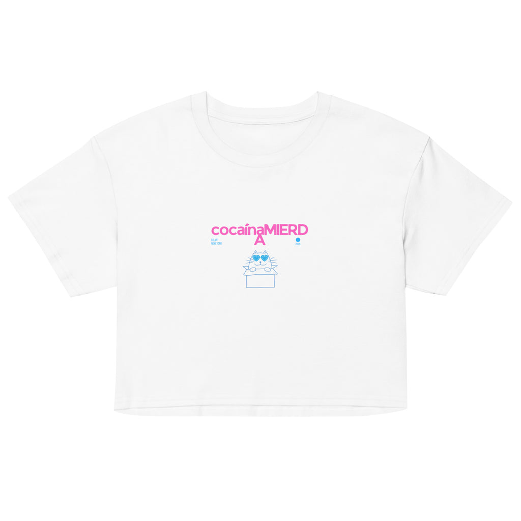Crop top bianco donna con scritta rosa bubble "cocainamierda" e grafica gatto stilizzato, streetwear messaggio forte.