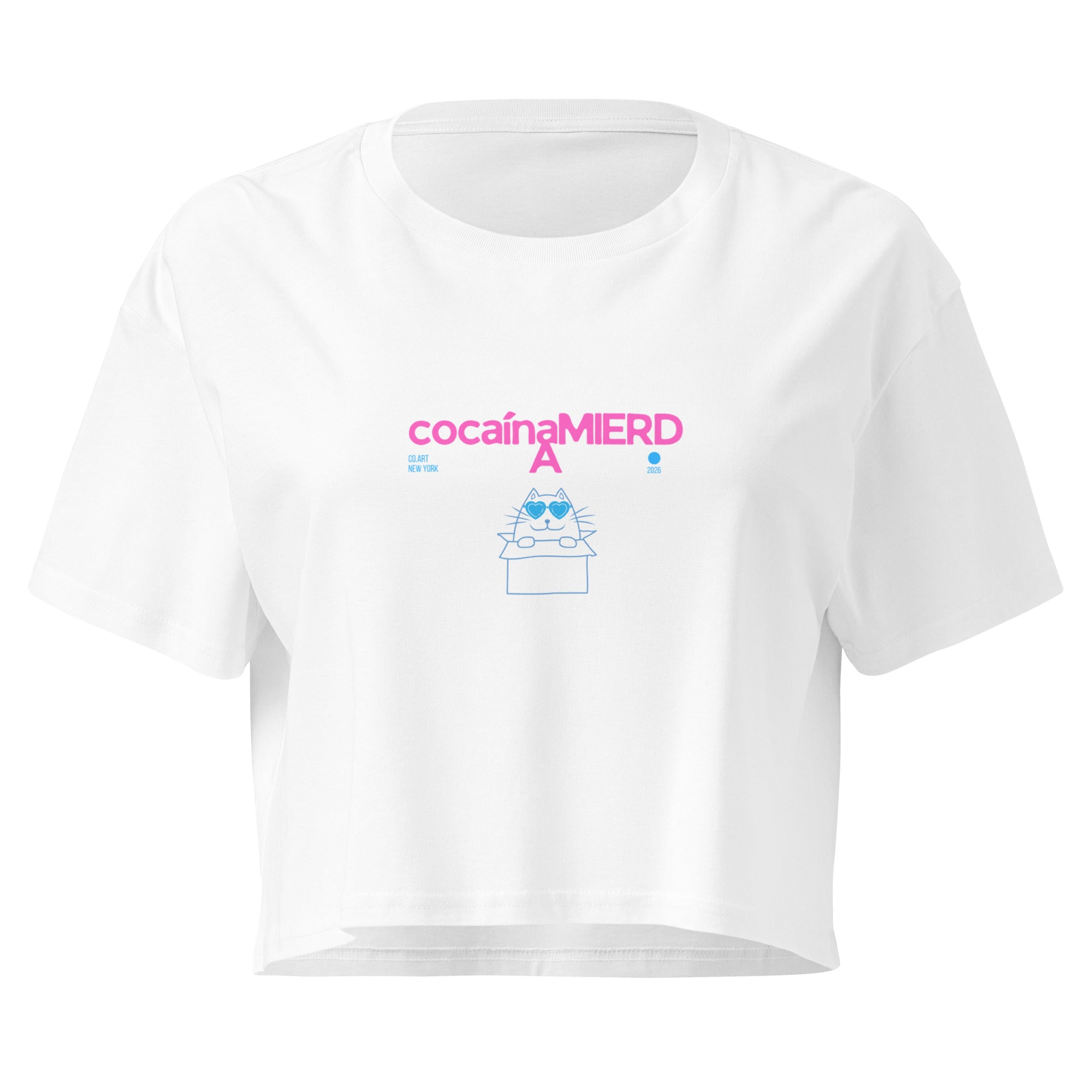 Crop top bianco in cotone con grafica streetwear, scritta rosa "cocainamierda" e gatto stilizzato, messaggio forte manifesto.