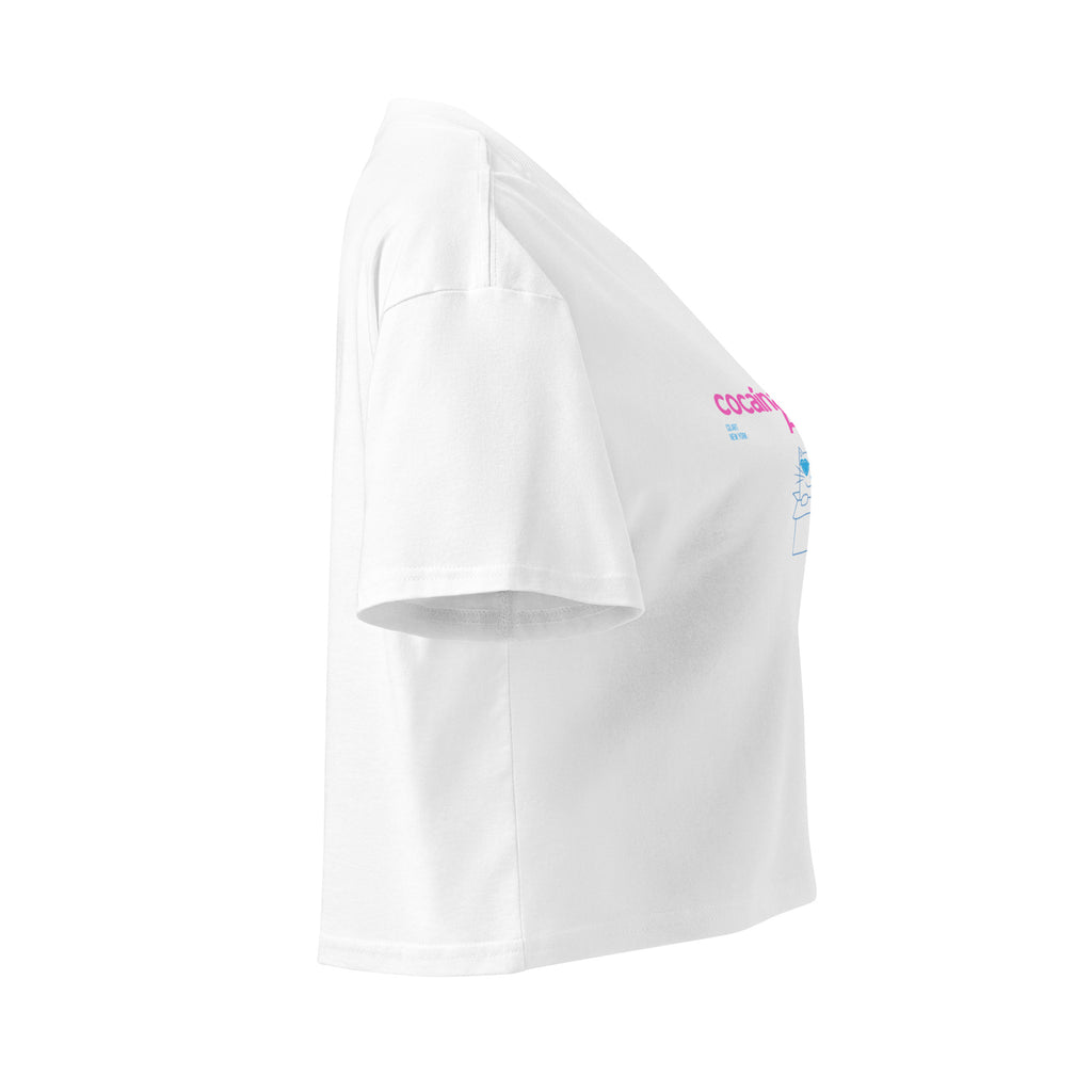 Crop top bianco in cotone con grafica stile manifestp scritto "CocaínaMierda" in rosa bubble, design streetwear con.