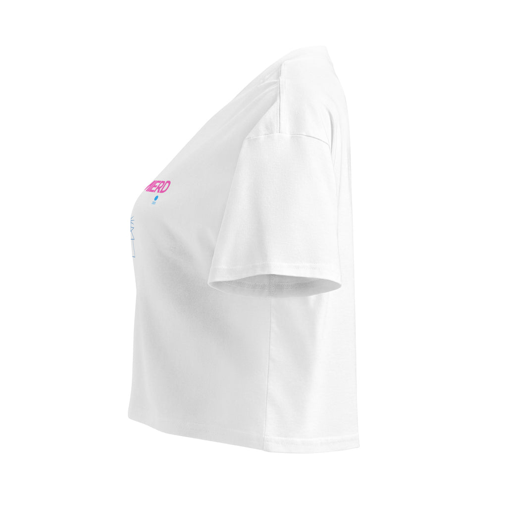 Crop top bianco in cotone con scritta rosa bubble "CocaínaMierda" e grafica gatto, stile streetwear con messaggio forte.