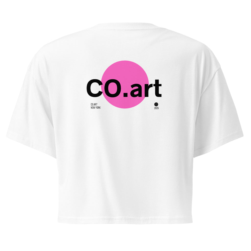 Crop top bianco in cotone con grafica streetwear manifesto "co.art" in nero su cerchio rosa, stile messaggio forte.