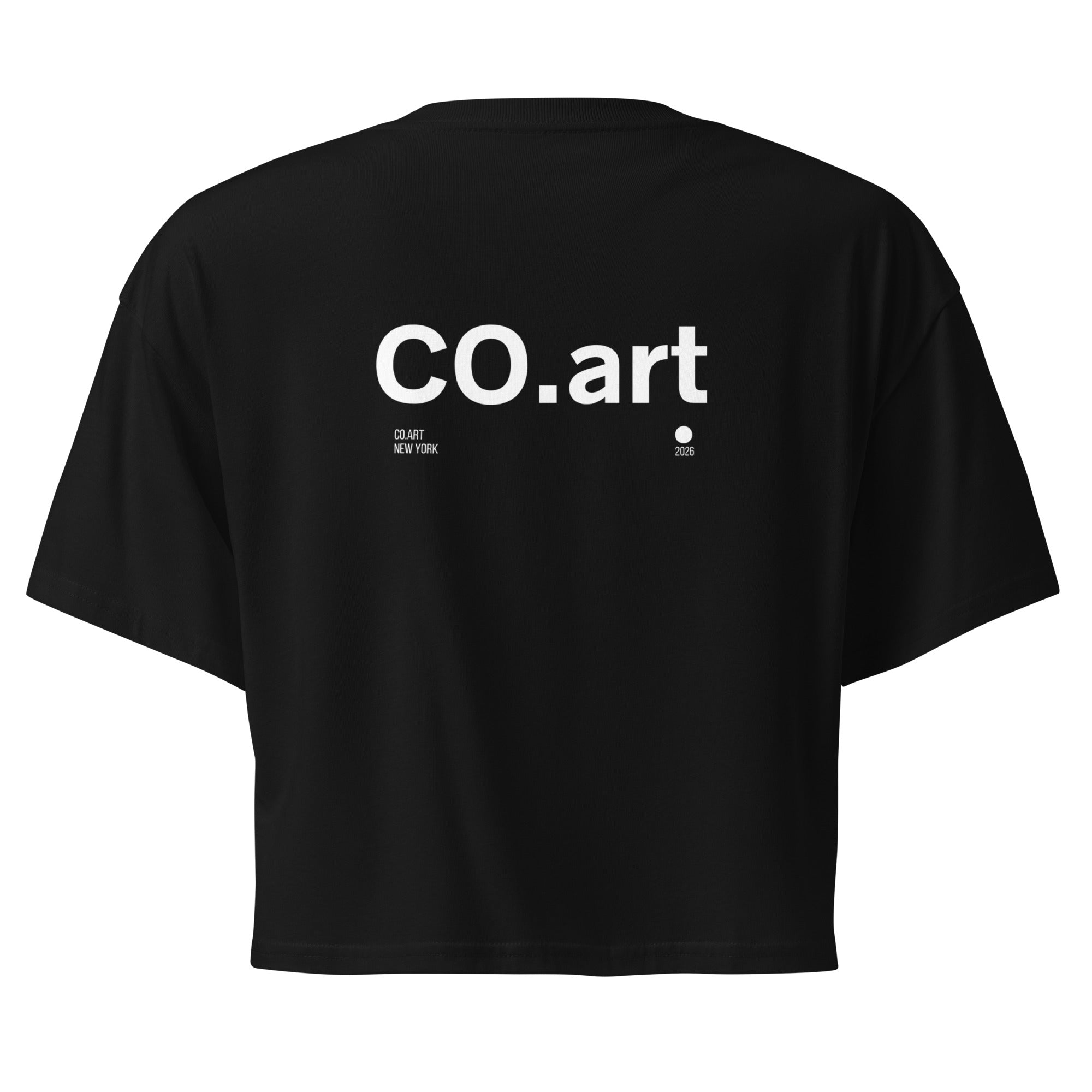 Crop top nero da donna con scritta bianca CO.art in stile streetwear, grafica minimalista e messaggio manifesto forte sul.