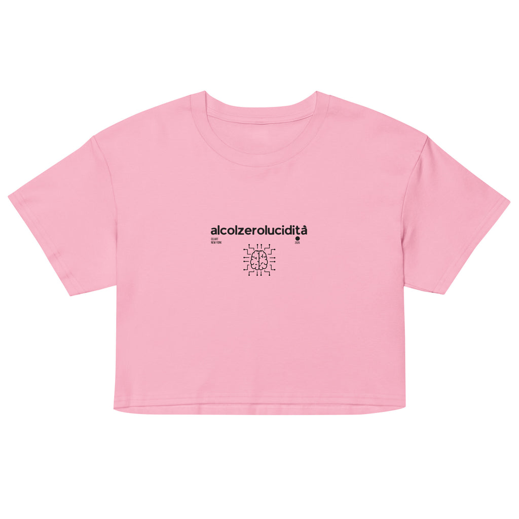 Crop top rosa bubblegum in cotone con scritta nera "alcolzerolucidità" e simbolo cervello, streetwear con grafica manifesto.