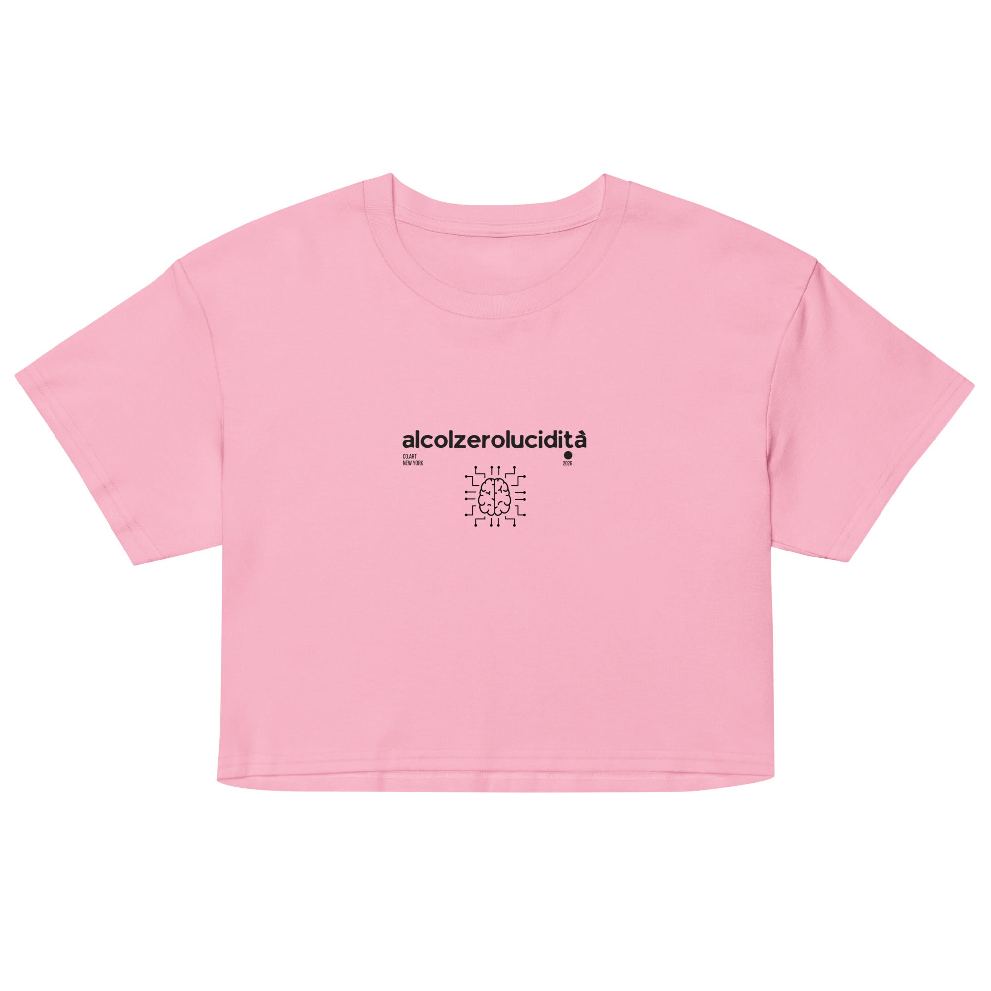 Crop top rosa bubblegum in cotone con scritta nera "alcolzerolucidità" e simbolo cervello, streetwear con grafica manifesto.
