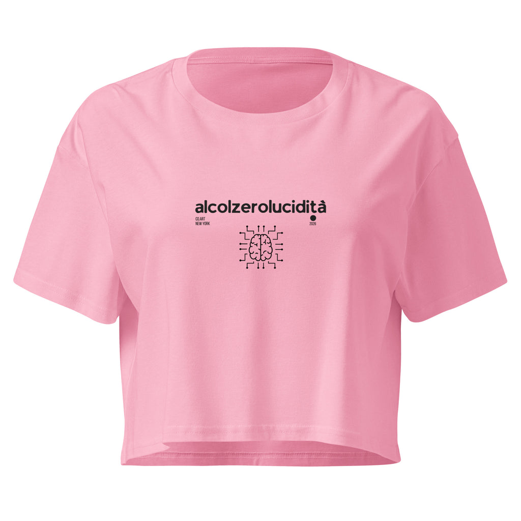 Crop top rosa bubblegum in cotone con scritta nera "alcolzerolucidità" e grafica cervello, streetwear manifesto messaggio.