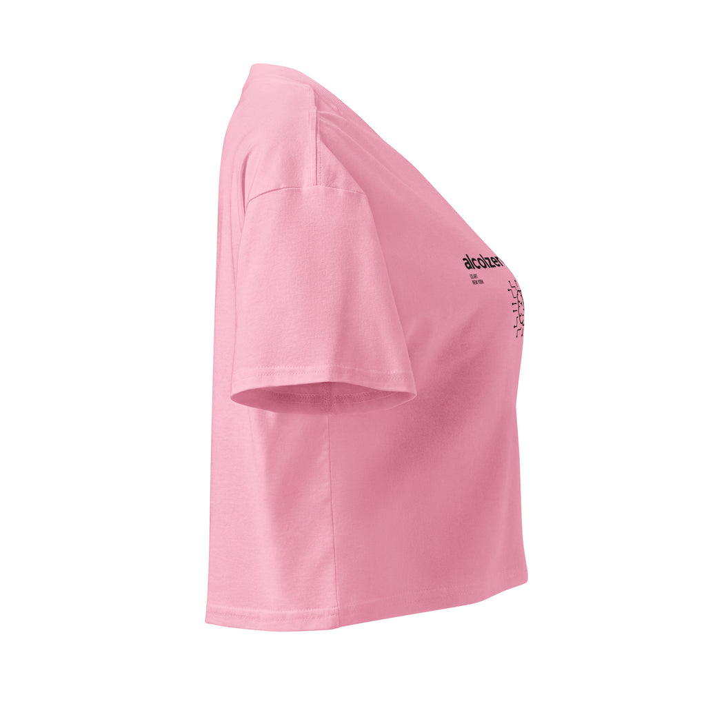 Crop top rosa bubblegum in cotone con scritta nera "AlcolZeroLucidità" sul petto, stile streetwear con grafica manifesto e.