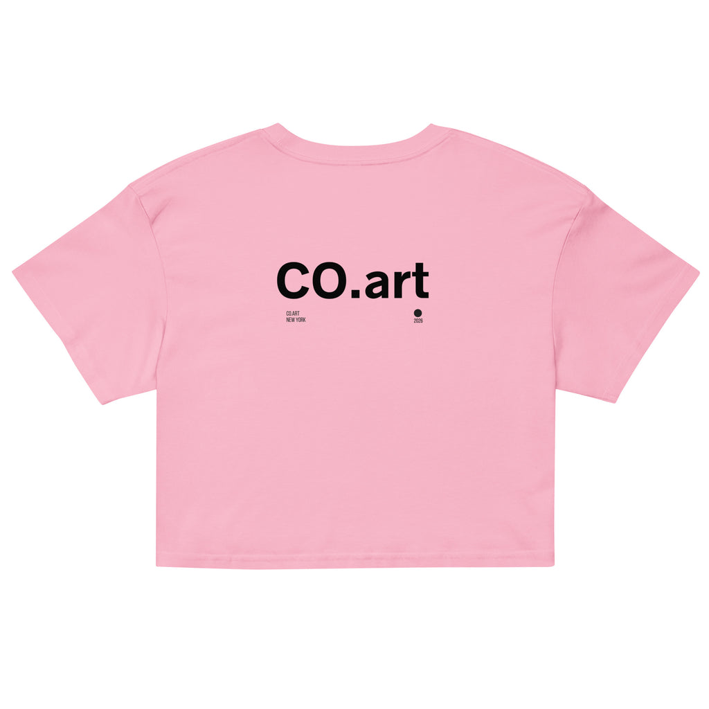 Crop top rosa bubblegum con scritta nera "CO.art" in stile grafica streetwear manifesto messaggio forte.