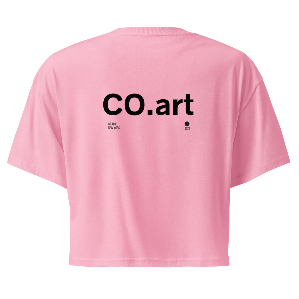 Crop top rosa bubblegum in cotone con grafica nera "CO.art" sul retro, stile streetwear manifesto con messaggio forte.