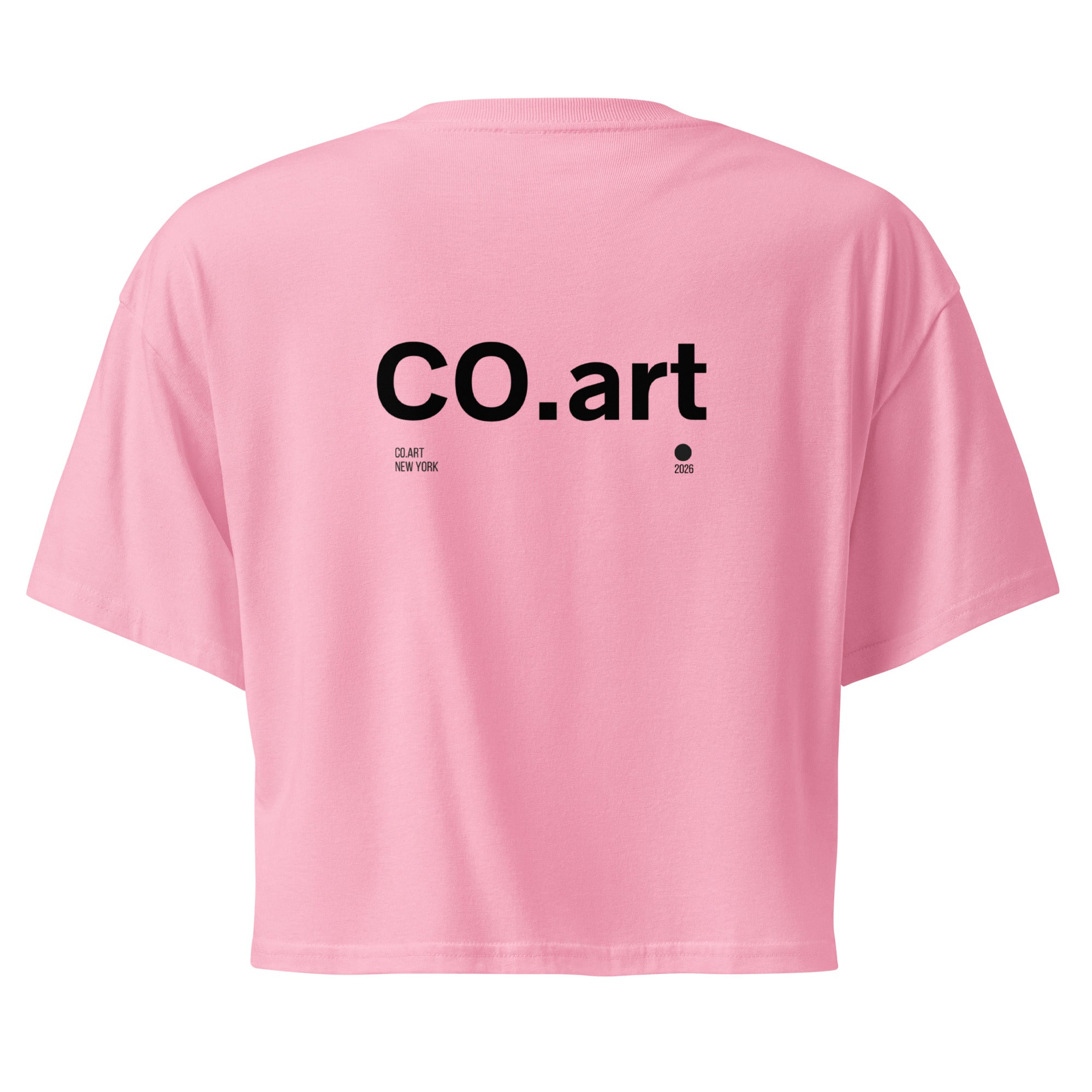 Crop top rosa bubblegum in cotone con grafica nera "CO.art" sul retro, stile streetwear manifesto con messaggio forte.