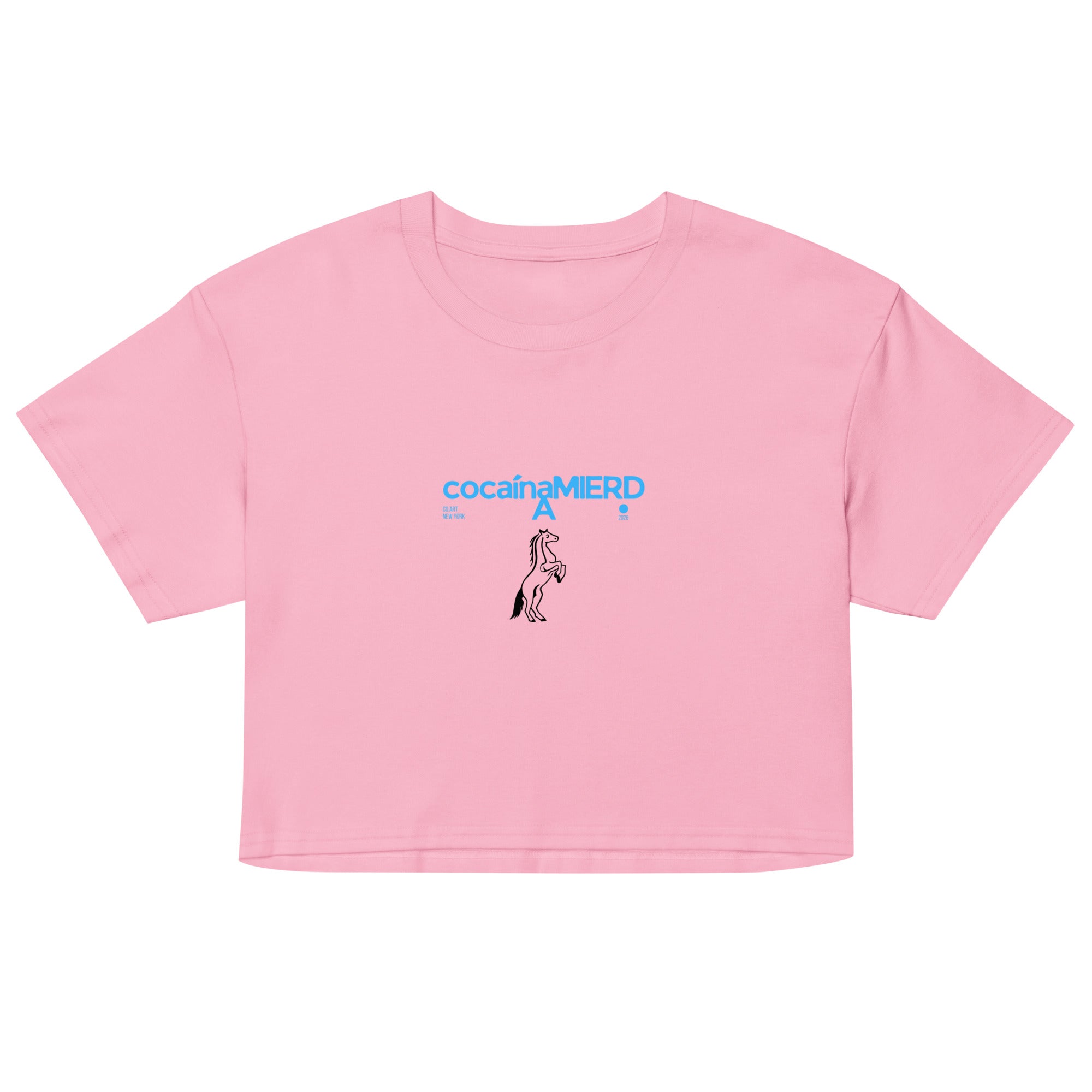 Crop top rosa bubblegum in cotone con scritta blu "cocaínaMIERDA" e grafica unicorno centrale, stile streetwear con.