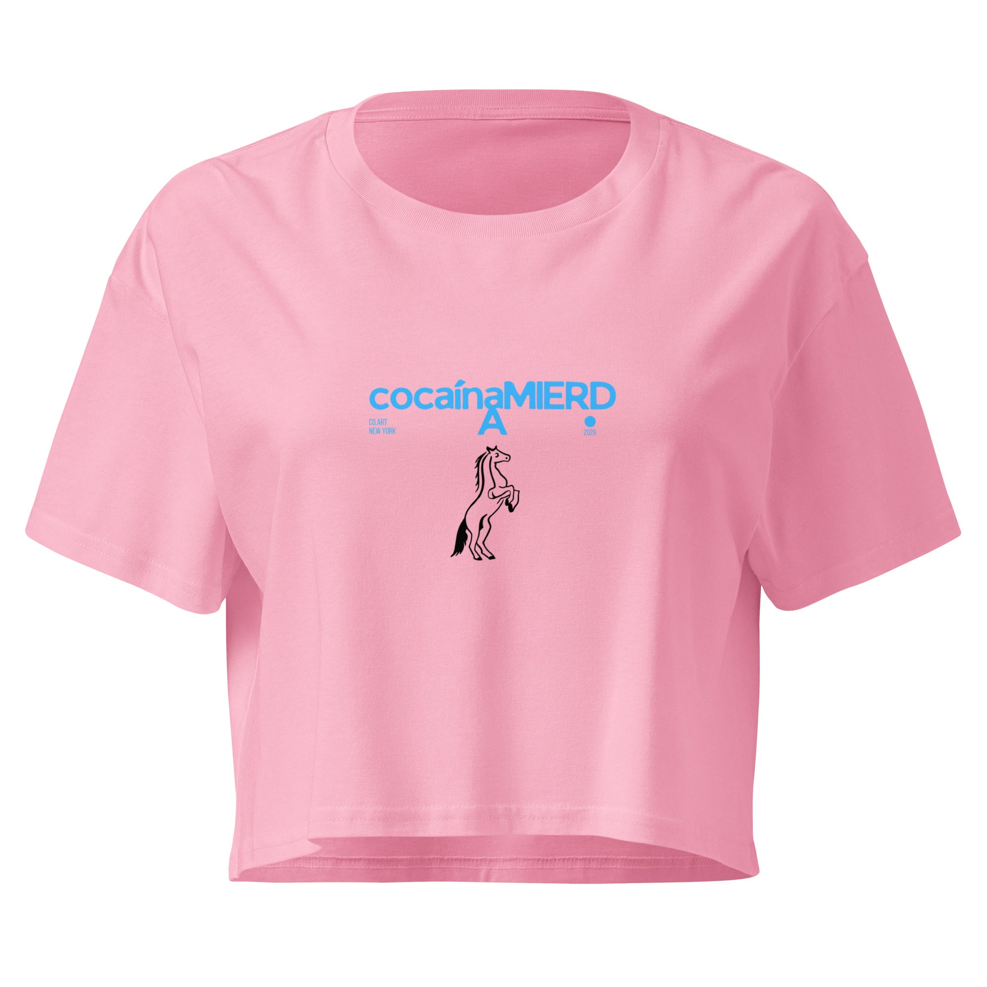 Crop top rosa bubblegum in cotone con scritta blu "cocainamierda" e grafica unicorno, stile streetwear manifesto messaggio.