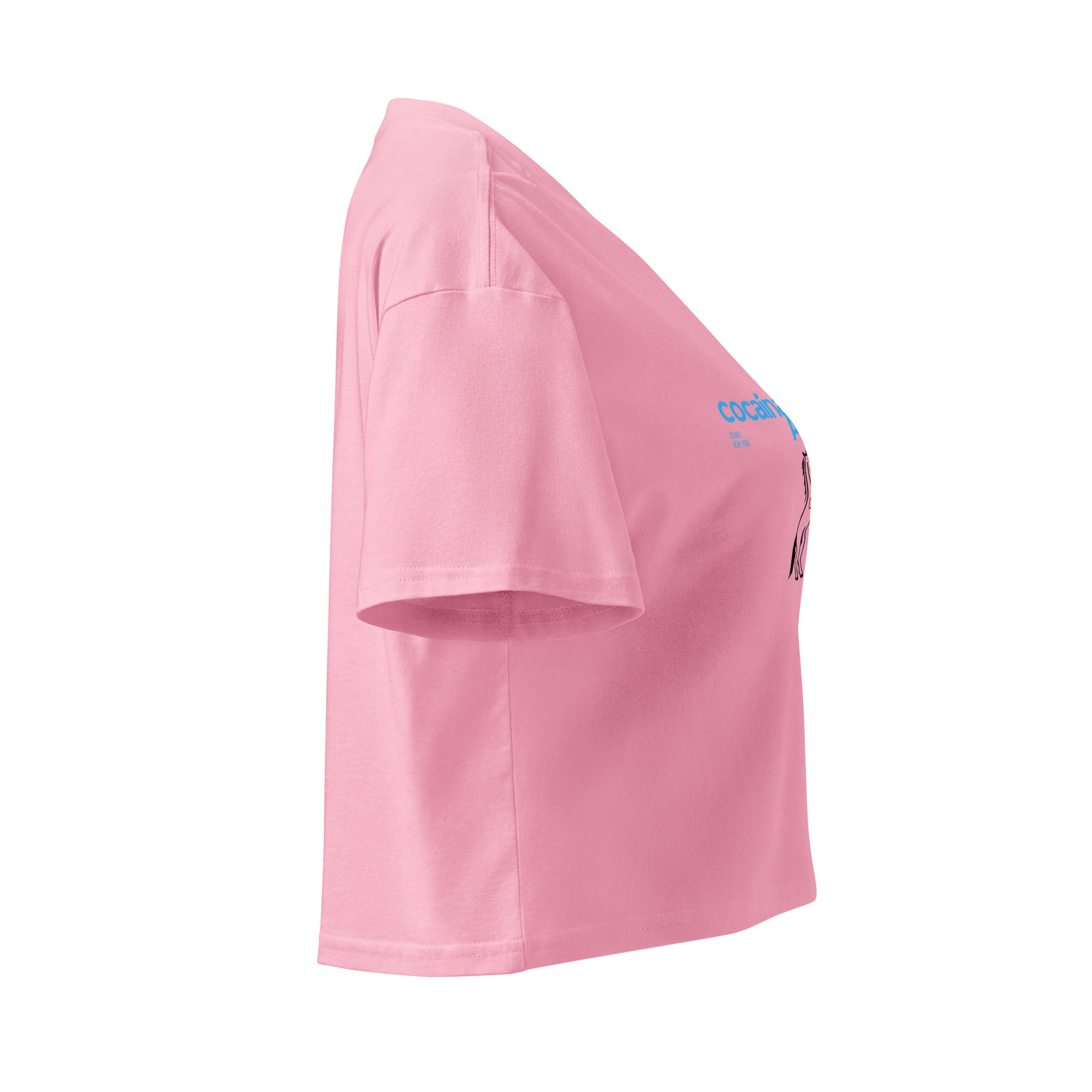 Crop top bubblegum rosa in cotone con grafica streetwear e messaggio forte blu, stile manifesto unicorno.