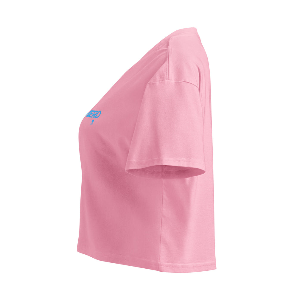 Crop top rosa bubblegum in cotone con scritta blu "CocaínaMierda" stile streetwear con grafica manifesto messaggio forte.