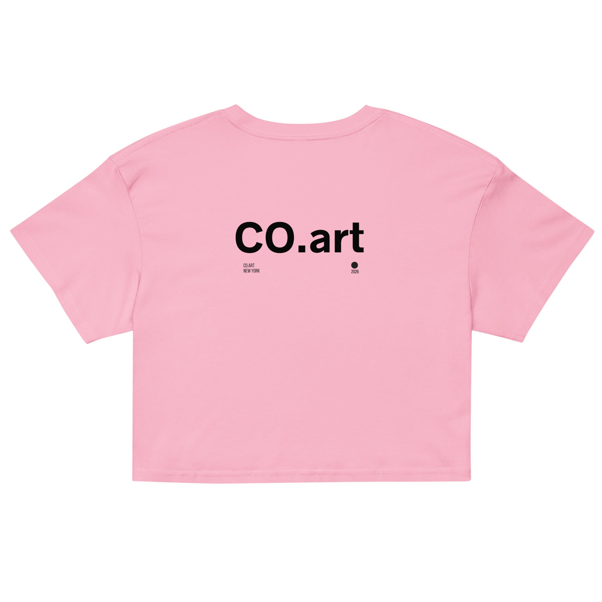 Crop top rosa bubblegum con stampa nera "CO.art" centrale, stile streetwear con grafica minimalista e messaggio forte.