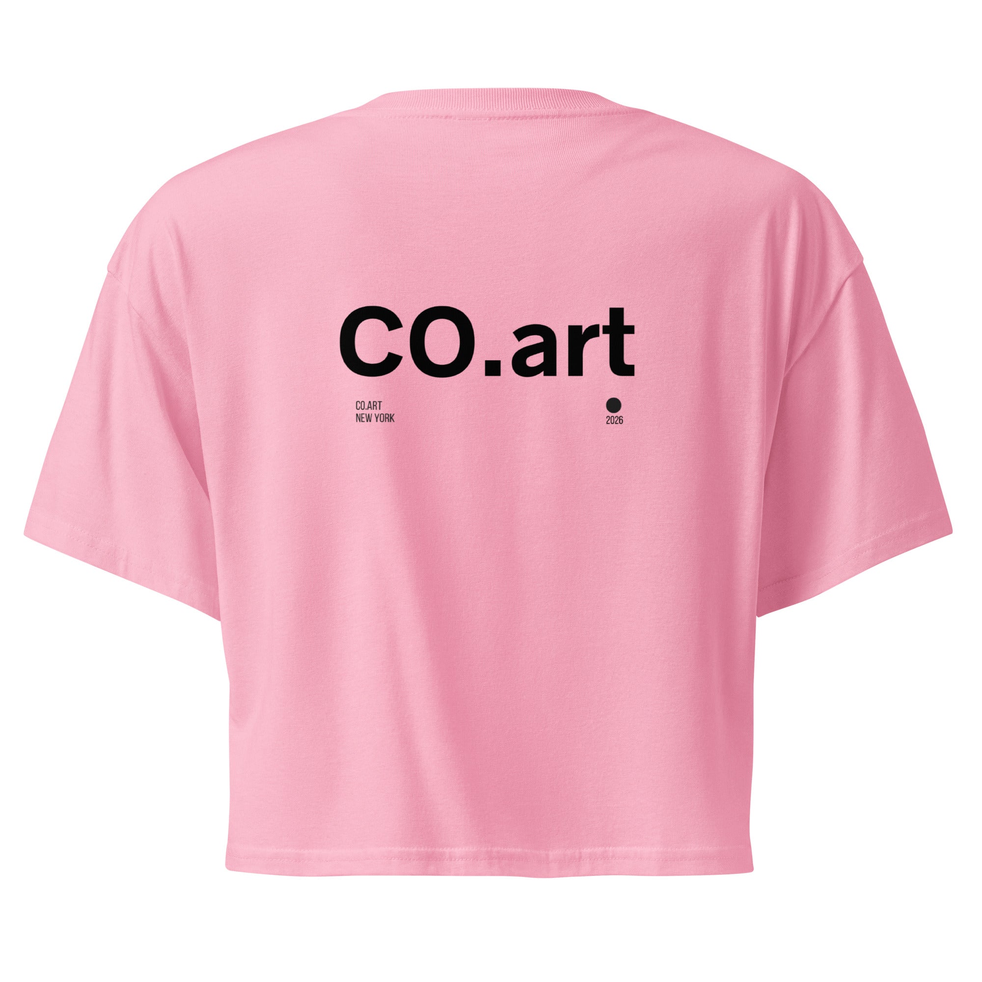 Crop top streetwear rosa bubblegum con scritta nera "CO.art" e piccolo simbolo stile manifesto messaggio forte sul retro.