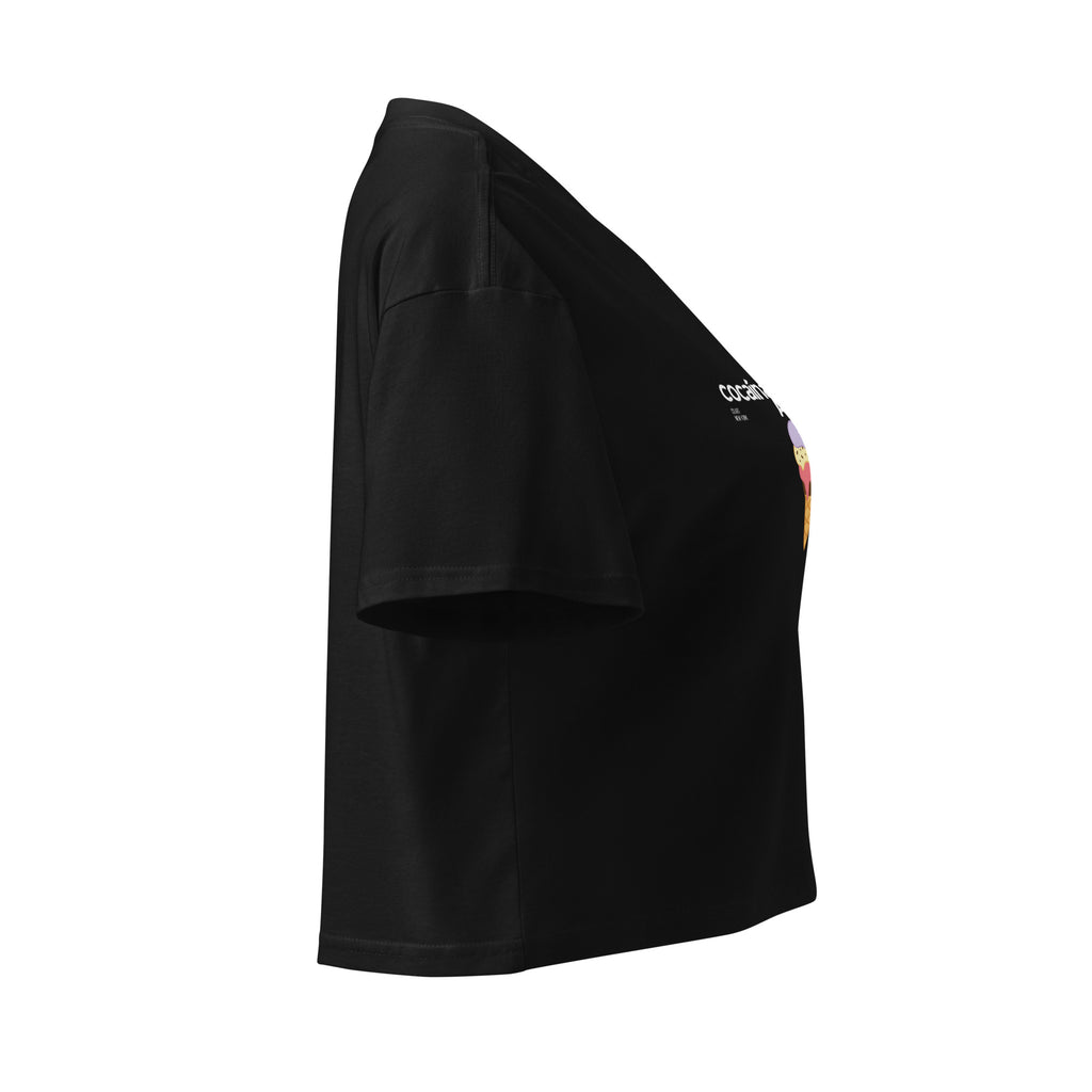 Crop top nero in cotone con stampa bianca "CocaínaMierda", stile streetwear con grafica manifesto e messaggio forte, vista.