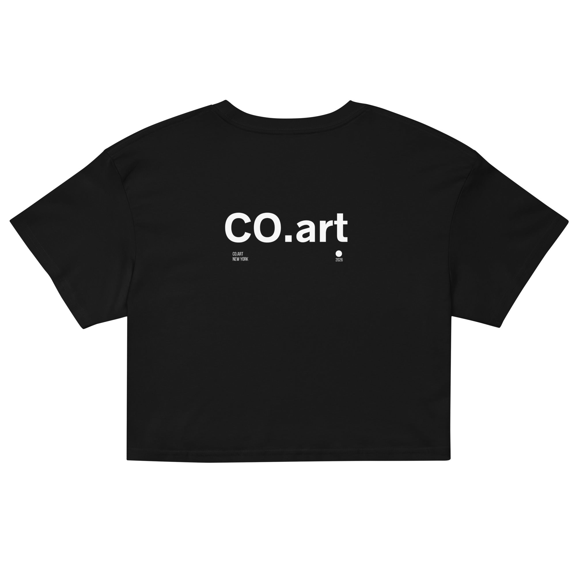 Crop top nero in cotone con grafica bianca "CO.art" centrale, stile streetwear con messaggio forte manifesto.