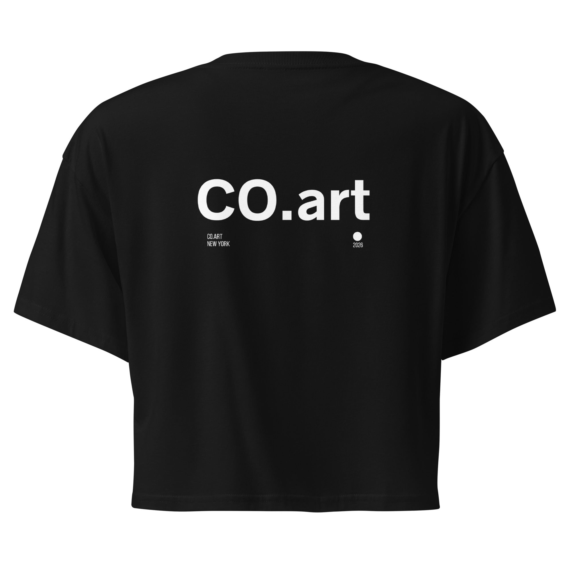 Top crop nero con scritta bianca "CO.art" stile streetwear con grafica manifesto messaggio forte sulla schiena.