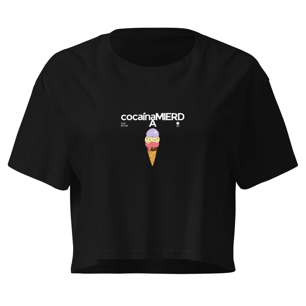 Crop top nero in cotone con grafica streetwear, scritta bianca "cocaínaMIERDA" sopra gelato con palline rosa e viola,.
