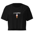 Crop top nero in cotone con grafica streetwear, scritta bianca "cocaínaMIERDA" sopra gelato con palline rosa e viola,.