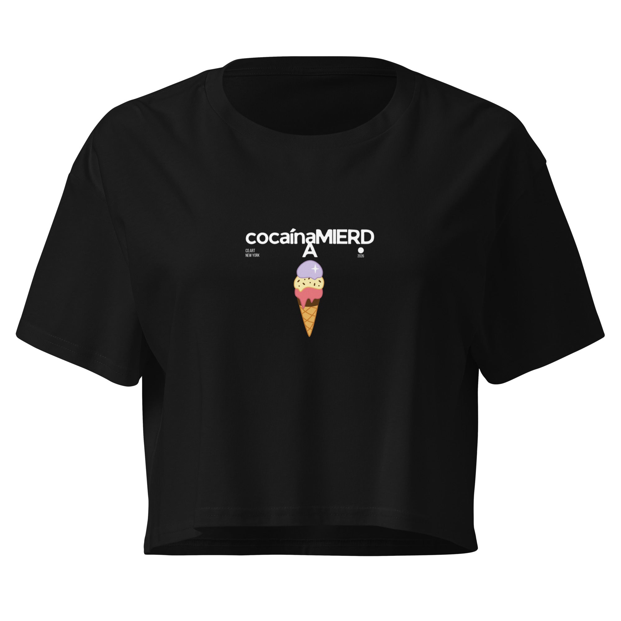 Crop top nero in cotone con grafica streetwear, scritta bianca "cocaínaMIERDA" sopra gelato con palline rosa e viola,.