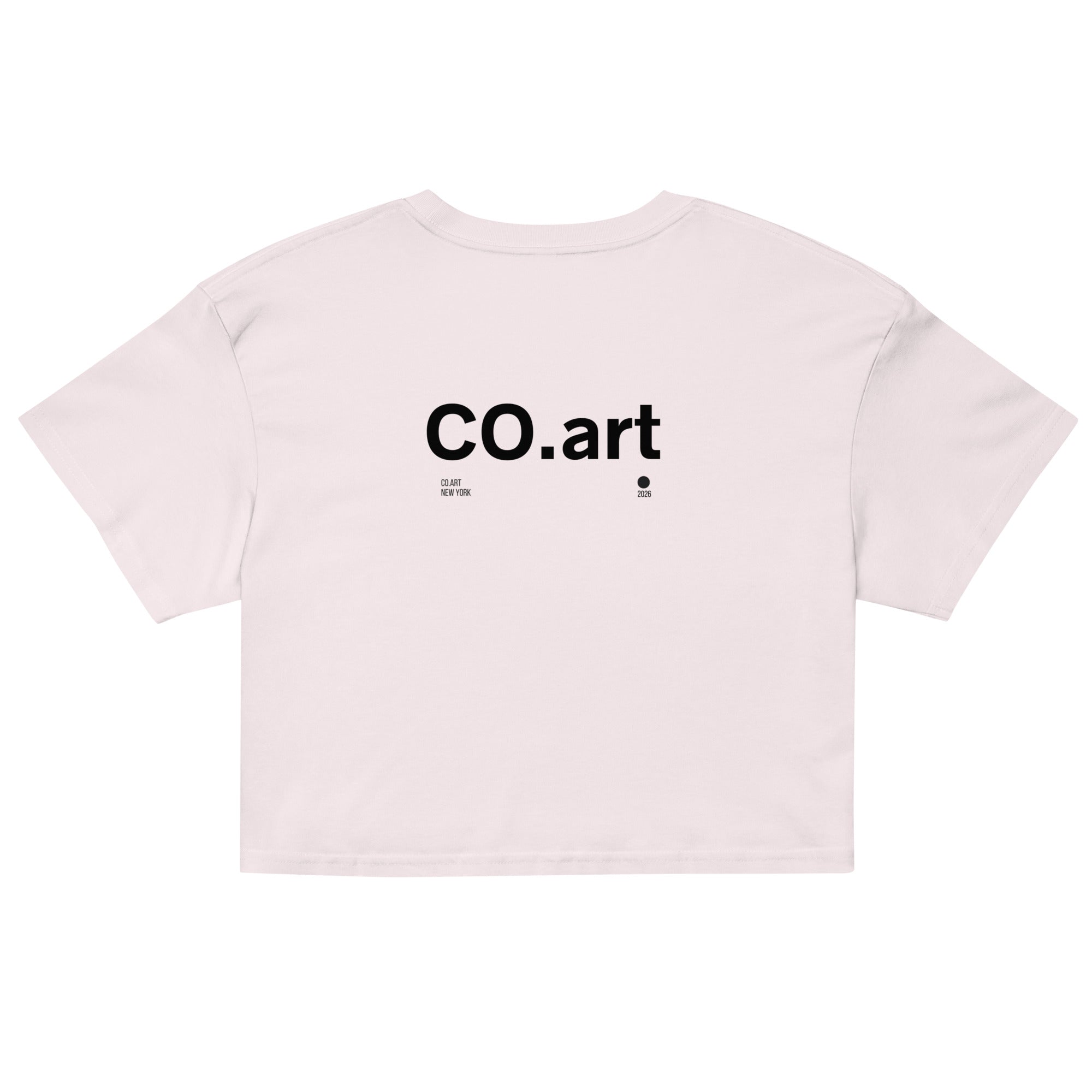 Crop top rosa pallido con scritta nera "CO.art" centrale, stile streetwear con grafica minimal e messaggio forte, cotone.