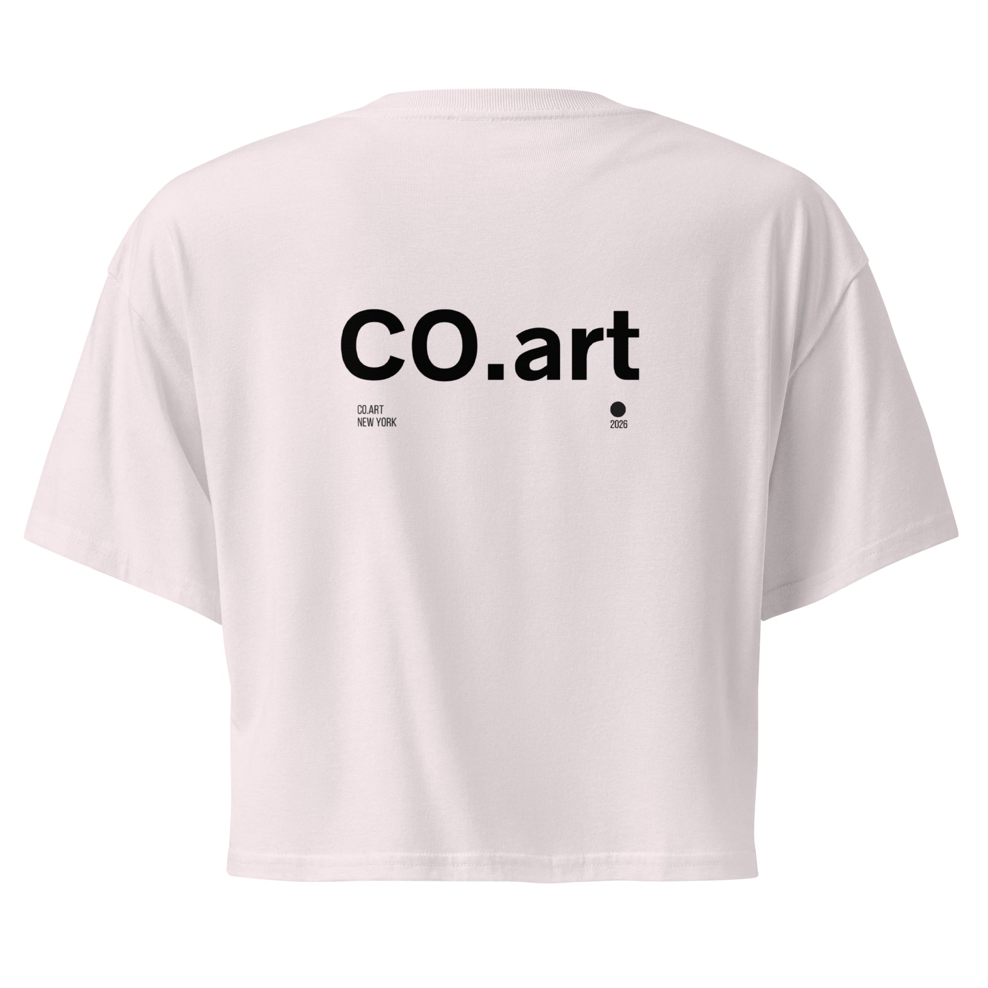 Crop top rosa pallido in cotone con scritta nera "CO.art" sul retro, stile streetwear con grafica manifesto e messaggio.