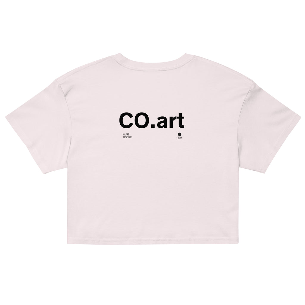 Crop top rosa chiaro con scritta nera "CO.art" in stile streetwear grafica manifesto messaggio forte, design minimalista sul .