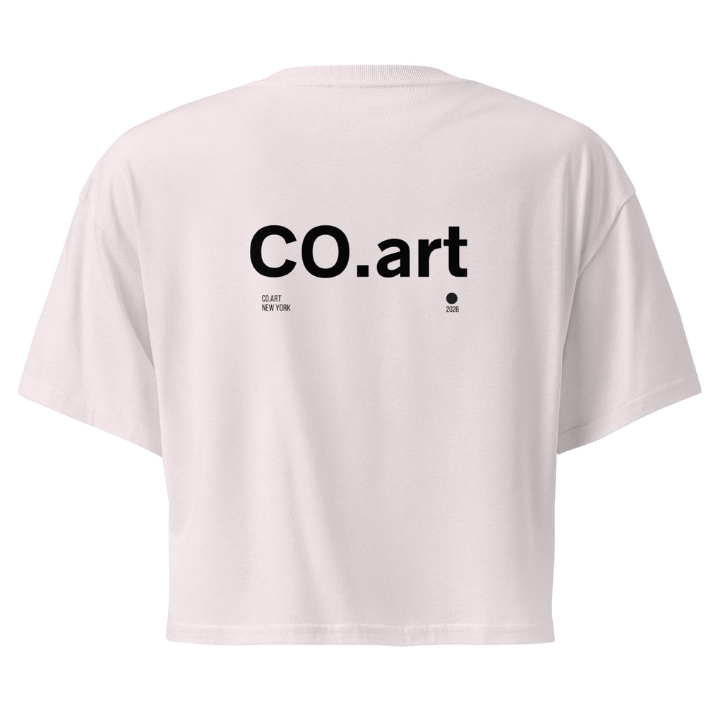 Crop top streetwear orchid color con scritta nera "CO.art" e piccolo simbolo stilizzato sul retro, grafica essenziale con.