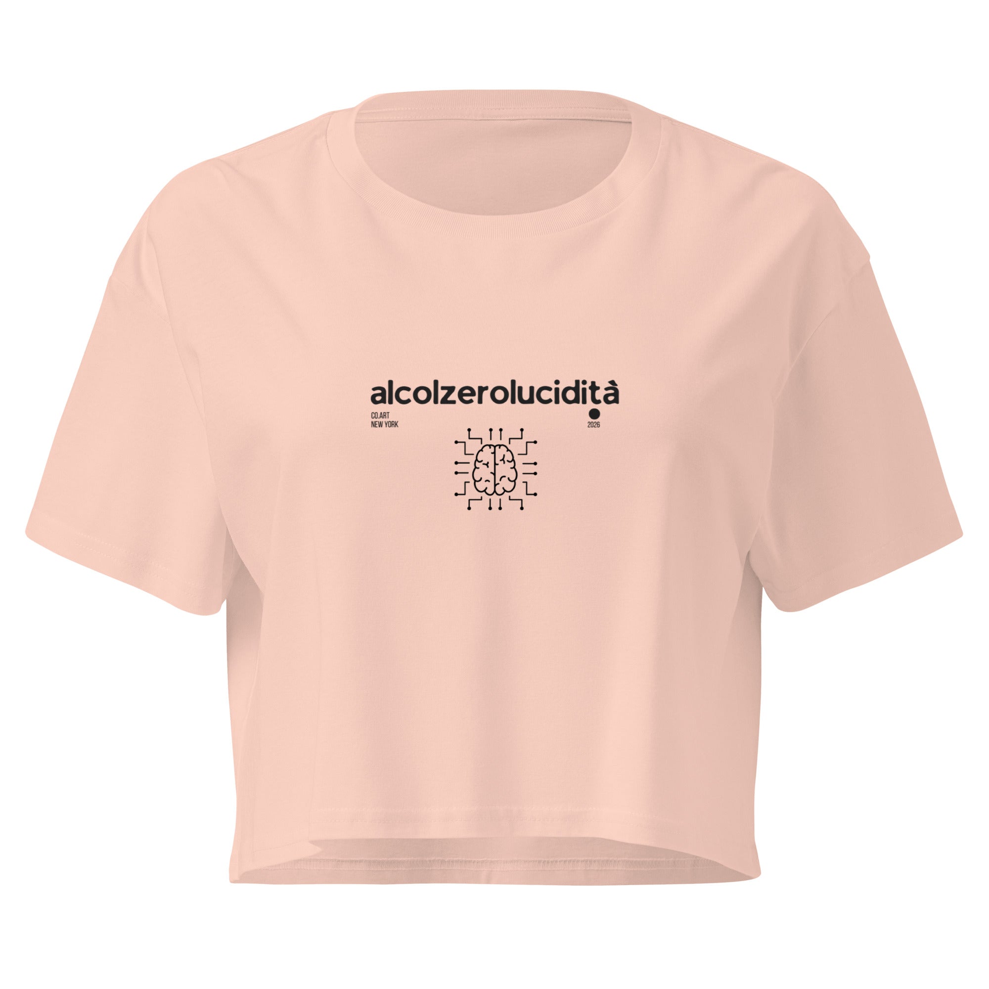 Crop top rosa pallido con scritta nera "alcolzerolucidità" sopra grafica minimalista cervello, stile streetwear manifesto.