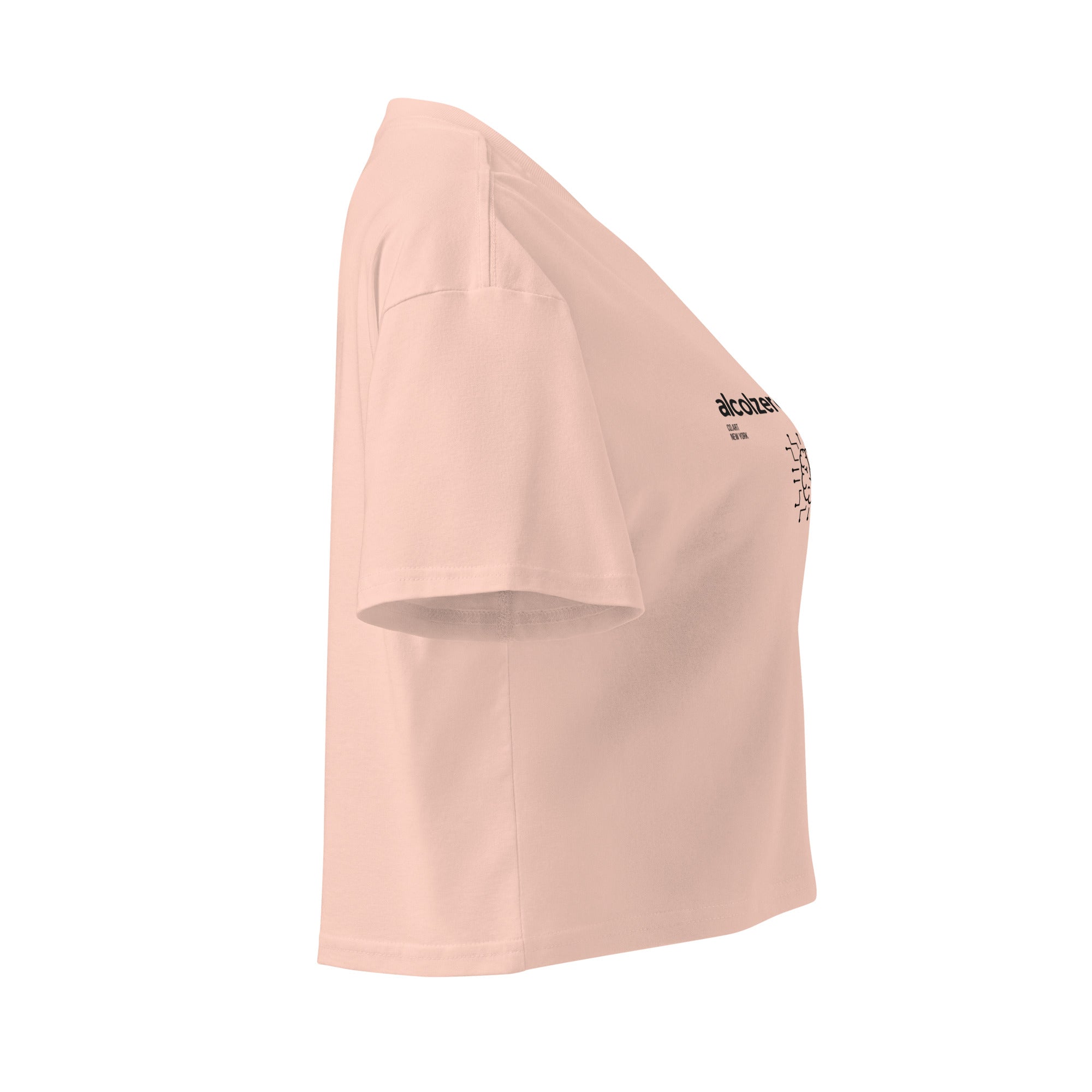 Crop top rosa pallido in cotone con stampa nera laterale e stile streetwear, grafica manifesto messaggio forte.