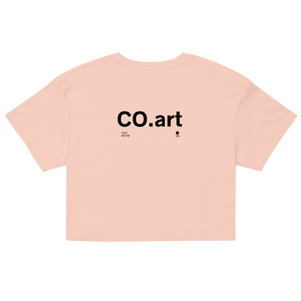 Crop top rosa pallido con scritta nera "co.art" centrale, stile streetwear con grafica manifesto e messaggio forte su cotone .