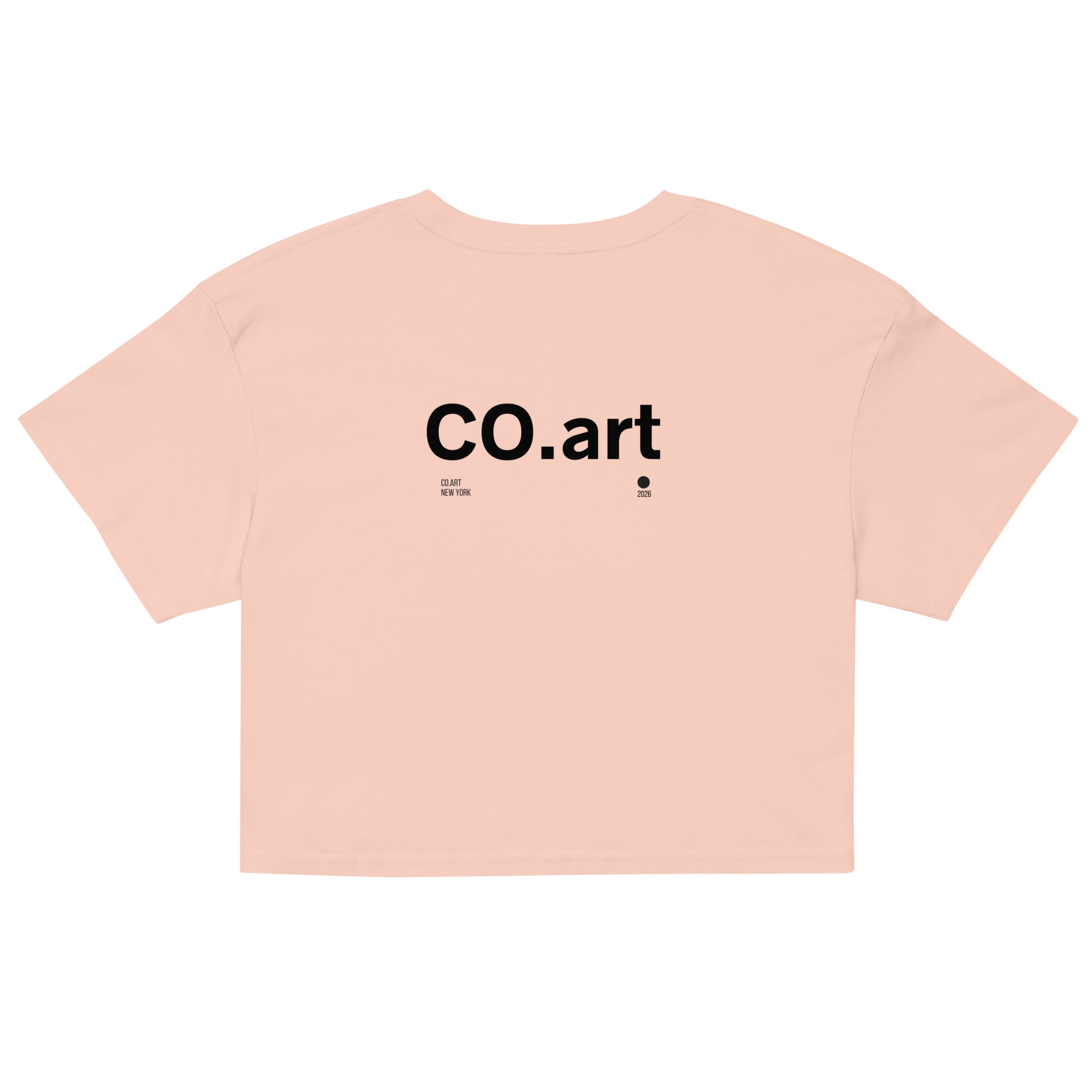 Crop top rosa pallido con scritta nera "co.art" centrale, stile streetwear con grafica manifesto e messaggio forte su cotone .