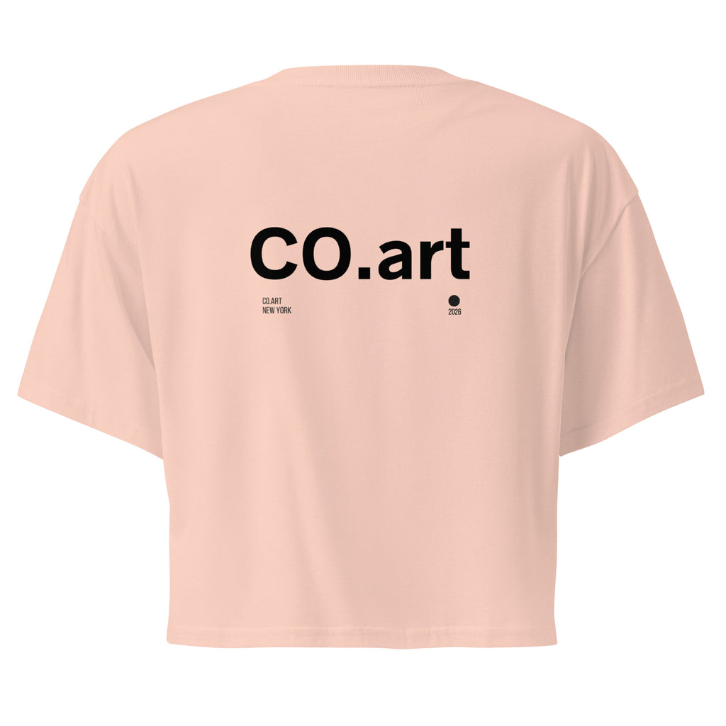 Crop top rosa pallido con scritta nera "CO.art" in stile streetwear, grafica manifesto messaggio forte sul retro, taglio.