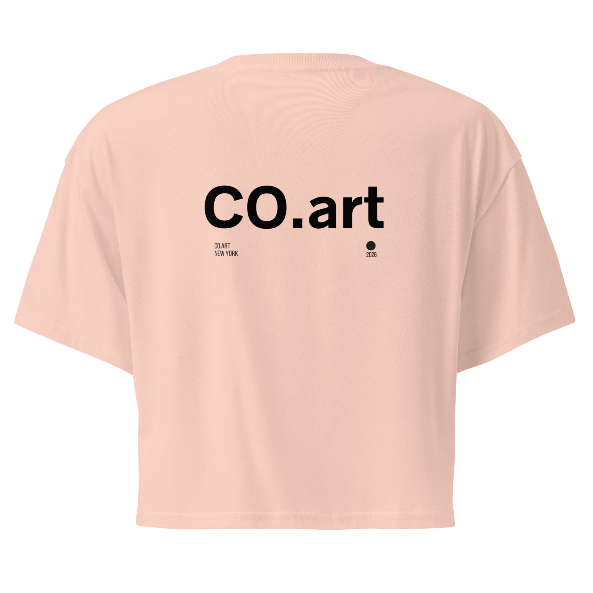 Crop top rosa pallido con scritta nera "CO.art" in stile streetwear, grafica manifesto messaggio forte sul retro, taglio.